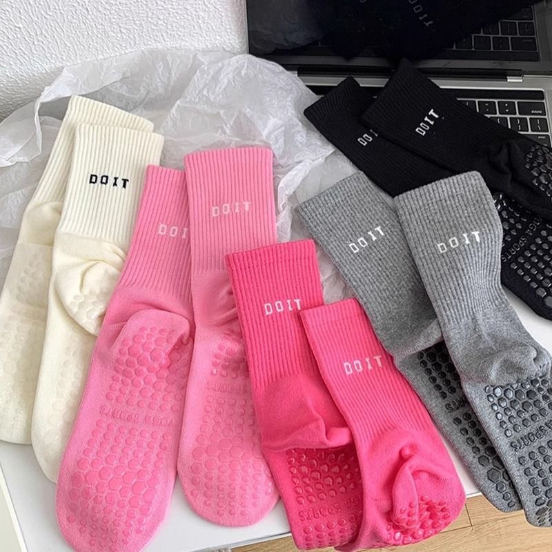 Sports Socks - 1足入り、新色、トレンド感のあるスポーツヨガソックス。高品質、ミドル丈、滑り止めシリコン付き、プロ仕様のピラティスソックス。