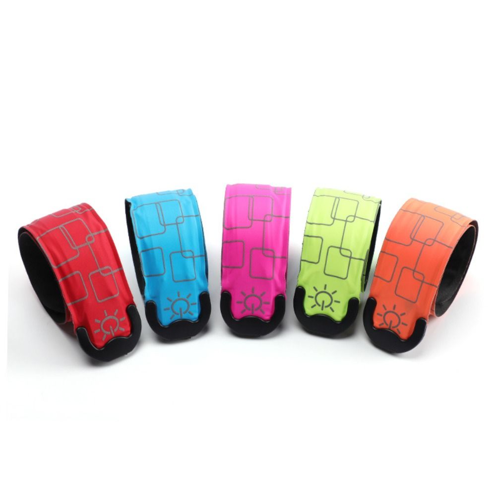 Running Visibility Gear - バッテリー式の夜間ランニング用アームバンド。5色展開。USB充電式。反射素材を使用し、視認性を高めた軽量ランニング用具。