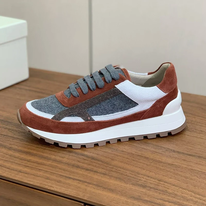 Running Shoes Women - 厚底でフラットなデザインのレースアップスニーカー。女性用。ビーズ装飾とマルチカラーが特徴。通気性に優れたカジュアルシューズで、春や秋に普段使いやランニングに最適。