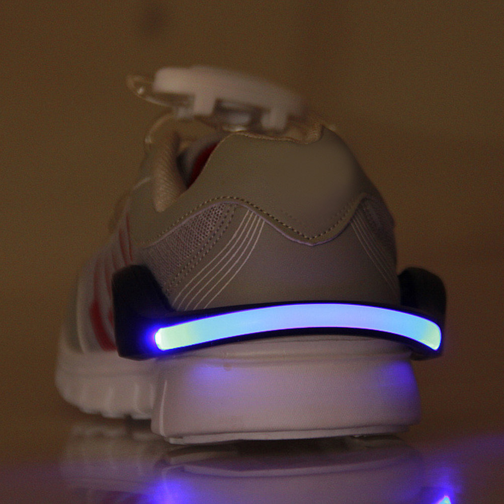 Running Visibility Gear - 2個入り LED シューズクリップライト。夜間ランニング用。屋外での活動時に視認性を高め、安全性を向上させる。防水仕様で、どんな天候にも対応。