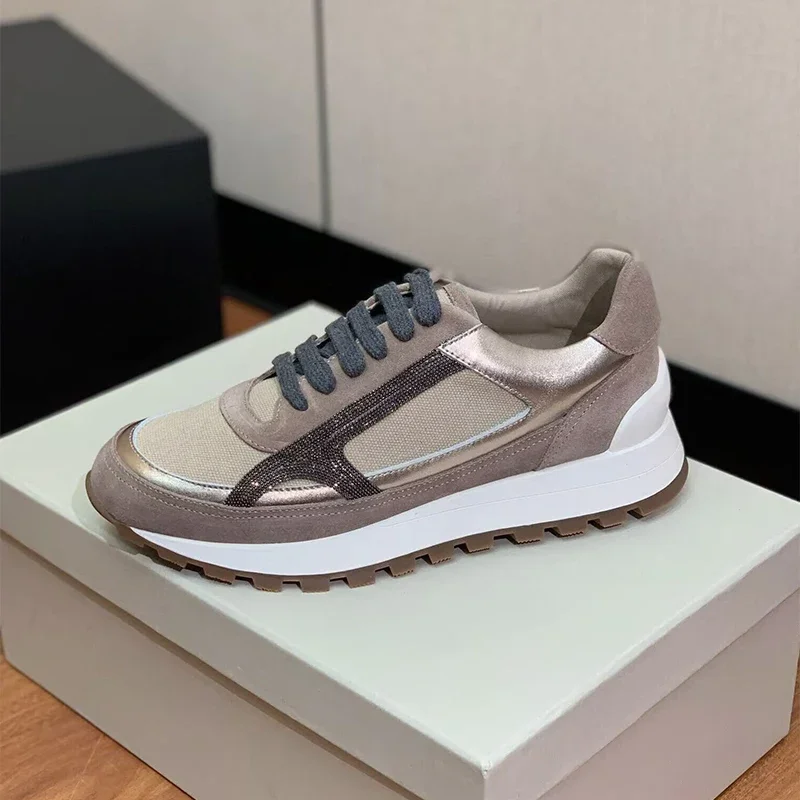 厚底でフラットなデザインのレースアップスニーカー。女性用。ビ - Running Shoes Women のレビューと価格