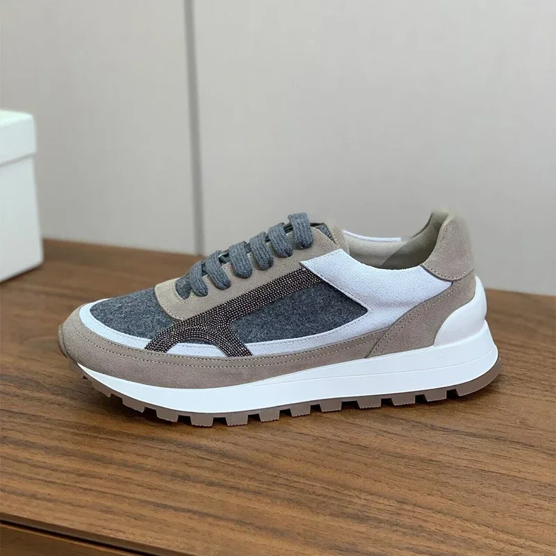 厚底でフラットなデザインのレースアップスニーカー。女性用。ビ - Running Shoes Women のレビューと価格